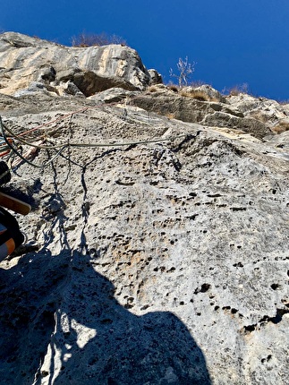 Parete del Covelo, Valle del Sarca, Nicola Cont, Filippo Michelon - L'apertura del secondo tiro di 'Pipì e Cocò' alla parete del Covelo in Valle del Sarca (Nicola Cont, Filippo Michelon 11-17/05/2025)