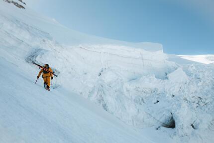 Tetnuldi, Georgia, Elisa Bessega, Enrico Mosetti - Enrico Mosetti in salita prima di sciare la parete ovest del Monte Tetnuldi (4858m) in Georgia