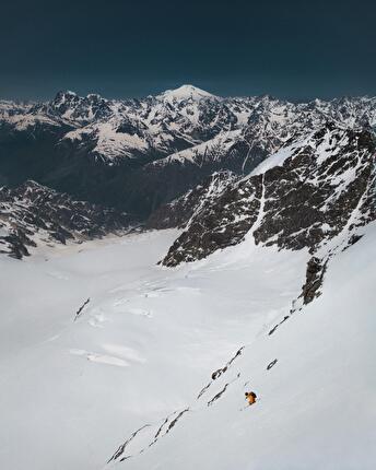 Tetnuldi, Georgia, Elisa Bessega, Enrico Mosetti - Enrico Mosetti scia la parete ovest del Monte Tetnuldi (4858m) in Georgia