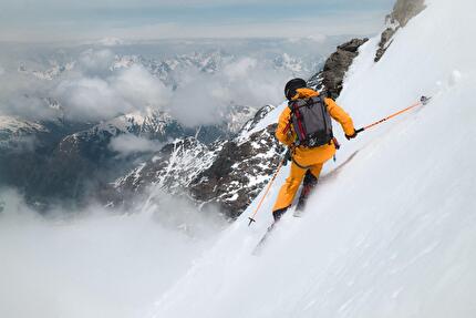 Tetnuldi, Georgia, Elisa Bessega, Enrico Mosetti - Enrico Mosetti scia la parete ovest del Monte Tetnuldi (4858m) in Georgia
