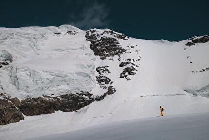 Tetnuldi, Georgia, Elisa Bessega, Enrico Mosetti - Enrico Mosetti sotto la parete ovest Monte Tetnuldi (4858m) in Georgia, sciata insieme a Elisa Bessega il 08/06/2025
