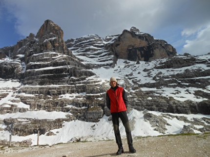 Cima Brenta, Dolomiti di Brenta, Tomas Franchini, Silvestro Franchini - Tomas Franchini di fronte al bivacco del Rifugio Tuckett prima dell'apertura di 'La via che non c’è' alla Cima Brenta, Dolomiti di Brenta insieme a suo fratello Silvestro Franchini il 02/06/2012 Cima Brenta, Dolomiti di Brenta, Tomas Franchini, Silvestro Franchini - Tomas Franchini di fronte al bivacco del Rifugio Tuckett prima dell'apertura di 'La via che non c’è' alla Cima Brenta, Dolomiti di Brenta insieme a suo fratello Silvestro Franchini il 02/06/2012