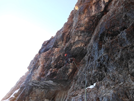 Cima Brenta, Dolomiti di Brenta, Tomas Franchini, Silvestro Franchini - Tomas Franchini sul traverso senza ghiaccio durante l'apertura di 'La via che non c’è' alla Cima Brenta, Dolomiti di Brenta (Tomas Franchini, Silvestro Franchini 02/06/2012) Cima Brenta, Dolomiti di Brenta, Tomas Franchini, Silvestro Franchini - Tomas Franchini sul traverso senza ghiaccio durante l'apertura di 'La via che non c’è' alla Cima Brenta, Dolomiti di Brenta (Tomas Franchini, Silvestro Franchini 02/06/2012)