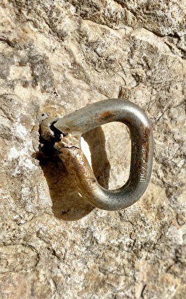 Arrampicata in Sardegna - Esempio di uno vecchio spit in acciaio 304 nella falesia Millennium (Biddiriscottai) in Sardegna Arrampicata in Sardegna - Esempio di uno vecchio spit in acciaio 304 nella falesia Millennium (Biddiriscottai) in Sardegna