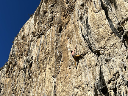 Luca Bacer - Luca Bacer tenta 'Xaxid hostel' (9a) a Mišja Peč in Slovenia Luca Bacer - Luca Bacer tenta 'Xaxid hostel' (9a) a Mišja Peč in Slovenia