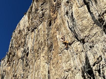 Luca Bacer - Luca Bacer tenta 'Xaxid hostel' (9a) a Mišja Peč in Slovenia Luca Bacer - Luca Bacer tenta 'Xaxid hostel' (9a) a Mišja Peč in Slovenia