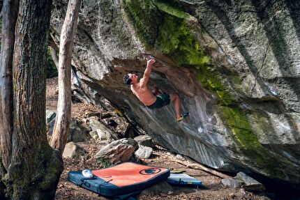 Adam Ondra flashes another two 8C boulders!