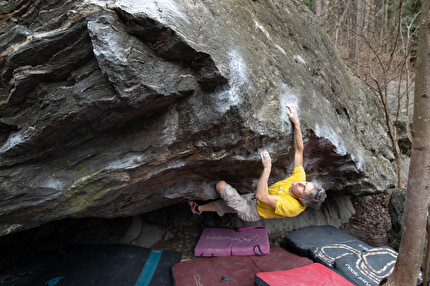 Pietro Bassotto - Pietro Bassotto all'età di 62 anni sale 'Siamo già arrabbiati low' (8B) nell'area di Novalesa in Val Cenischia in Val di Susa, Piemonte.