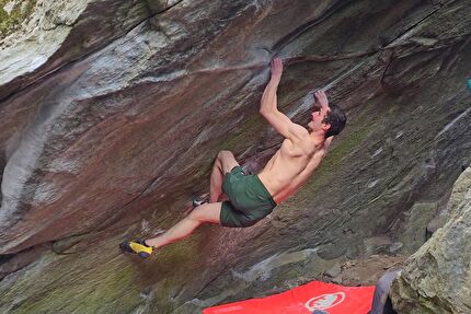 Adam Ondra flashes his fourth 8C boulder, Emotional Landscapes at Maltatal in Austria