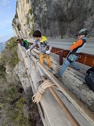 Pulizia straordinaria alla Costiera: tre cassonetti pieni grazie ai volontari di Progetto Verticale Trieste