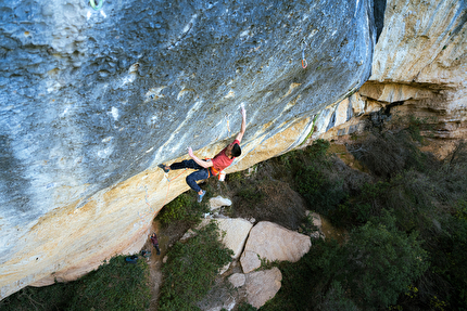 Jorge Díaz-Rullo Café Colombia Margalef - Jorge Díaz-Rullo climbing his 'Café Colombia' at Margalef in Spain