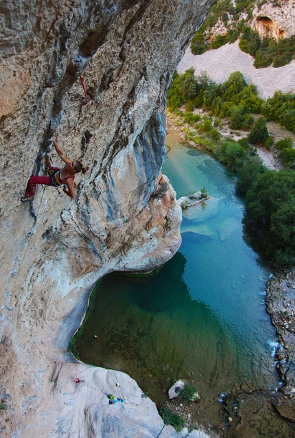 Aleksandra Taistra climbs Così Fan Tutte 8c+ at Rodellar