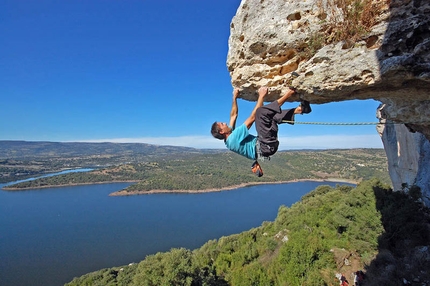 Meeting di arrampicata L'acqua e la roccia - Roccadoria Monteleone - Il base jumper francese Jerome Rochelle sulle rocce di Roccadoria