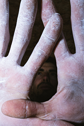 Jorge Díaz-Rullo Café Colombia Margalef - Jorge Díaz-Rullo a Margalef in Spagna, sotto la sua via 'Café Colombia'