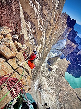 Paradigm Shift Torre Centrale di Paine, Torri di Paine, Patagonia - L'apertura di 'Paradigm Shift' sulla Torre Centrale di Paine, Torri del Paine, Patagonia (Trevor Anthes, Harry Kinnard, Myles Moser 22/01-4/03/2026)