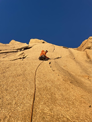 Highline de la S Fitz Roy Patagonia, Lukas Irmler - Lukas Irmler sale la via 'Cara Este' sull'Aguja de la S nel massiccio del Fitz Roy in Patagonia. Highline de la S Fitz Roy Patagonia, Lukas Irmler - Lukas Irmler sale la via 'Cara Este' sull'Aguja de la S nel massiccio del Fitz Roy in Patagonia.