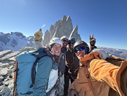 Highline de la S Fitz Roy Patagonia, Lukas Irmler - Il team della spettacolare Highline su Aguja de la S nel massiccio del Fitz Roy in Patagonia. Highline de la S Fitz Roy Patagonia, Lukas Irmler - Il team della spettacolare Highline su Aguja de la S nel massiccio del Fitz Roy in Patagonia.