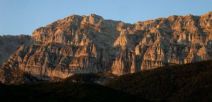 Violazione di domicilio, Il Tempio, Monte Sirente - Panoramica della N del Sirente dal parcheggio