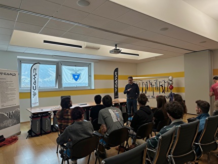 CAMP - Il CAI Eagle Team in visita alla sede C.A.M.P. a Premana
