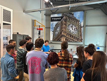 CAMP - Il CAI Eagle Team in visita alla sede C.A.M.P. a Premana