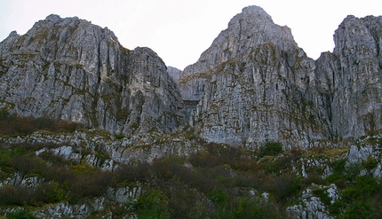 Violazione di domicilio, Il Tempio, Monte Sirente - Ancora la cuspide del Tempio da Valle Petrosa