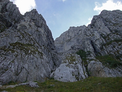 Violazione di domicilio, Il Tempio, Monte Sirente - L'attacco della via in comune alla via dell'Imbuto