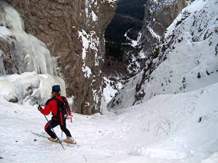 Schiara scialpinismo, Dolomiti Bellunesi - Schiara scialpinismo: scendendo il canalone est di Forcella Caneva