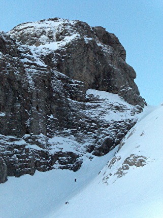 Schiara scialpinismo, Dolomiti Bellunesi - Schiara scialpinismo: scendendo la linea diretta, a nord della Forcella del Marmol