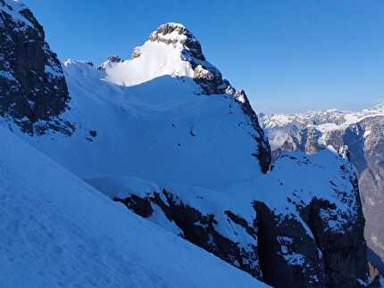 Schiara scialpinismo, Dolomiti Bellunesi - Schiara scialpinismo: primi raggi raggiungono la cima del Burel 