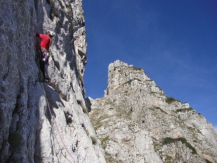 Violazione di domicilio, Il Tempio, Monte Sirente - Primi difficile metri della placconata del Tempio (Cristiano in azione, 2° tentativo)