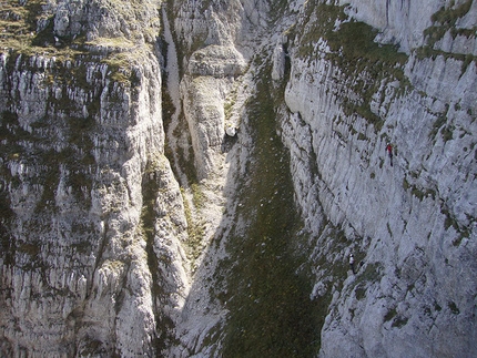 Violazione di domicilio, Il Tempio, Monte Sirente - Vista laterale placconata (Domenico fa sicura a Cristiano nel 2° tentativo)