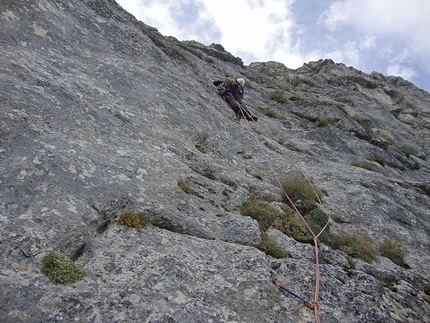 Violazione di domicilio, Il Tempio, Monte Sirente - Altre 2h30' sono necessarie per terminare il tiro successivo (4°), nella foto Domenico è impegnato nel tratto chiave 4° tiro, VII)