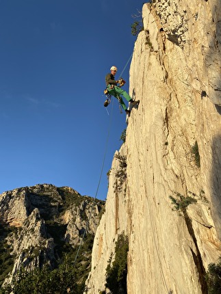 Arrampicata Sardegna, Torrioni di Masua - La guida alpina Marco Bigatti al lavoro di richiodatura ai Torrioni di Masua in Sardegna
