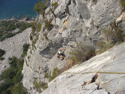 Spigolo Bonatti, Capo d'Uomo - Sul secondo tiro dello Spigolo Bonatti (6a, 240m) a Capo d'Uomo all'Argentario
