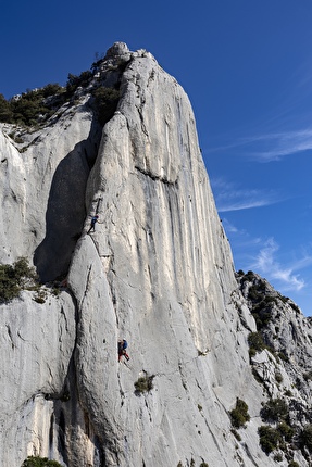 Laura Pineau, Elsa Ponz - Laura Pineau and Elsa Ponzo climbing 100 multi-pitch routes in Provence in under 50 days, spring 2026