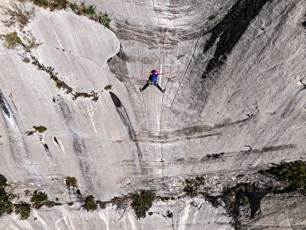 Laura Pineau, Elsa Ponz - Laura Pineau and Elsa Ponzo climbing 100 multi-pitch routes in Provence in under 50 days, spring 2026
