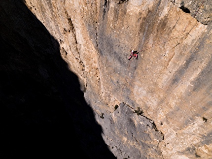 Laura Pineau, Elsa Ponz - Laura Pineau and Elsa Ponzo climbing 100 multi-pitch routes in Provence in under 50 days, spring 2026