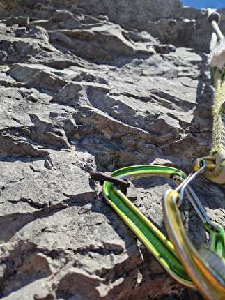 Via Italo-Polacca Burèl, Schiara, Dolomiti, Diego Dellai, Marco Toldo - Diego Dellai & Marco Toldo sulla 'Italo-Polacca' al Burèl (Dolomiti): i chiodi a pressione del tiro n. 20