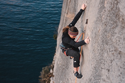 SCARPA - SCARPA Blackbird, una scarpetta da arrampicata ad alte prestazioni rivoluzionaria. Introduce per la prima volta un’intersuola 3D stampata in Pebax rinforzata con fibra di carbonio, aprendo una nuova interpretazione della performance verticale.