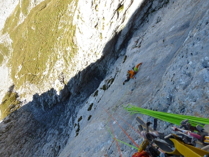 Presolana - Il colpo di coda (7a+, 160m, Stefano Codazzi, Daniele Natali 22/09/2012 ), Presolana: Stefano searching for the pockets on pitch 1