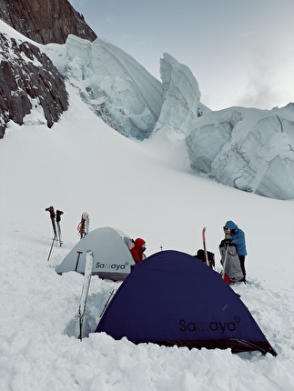 Jorassique Pâques, Grandes Jorasses, Monte Bianco, Pierre Girot, Kilian Moni, Hugo Peruzzo, Arthur Poindefert - Il primo giorno dell'apertura di 'Jorassique Pâques' alla parete nord delle Grandes Jorasses (Pierre Girot, Kilian Moni, Hugo Peruzzo, Arthur Poindefert 3-6/04/2026)