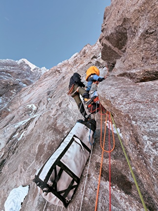 Jorassique Pâques, Grandes Jorasses, Monte Bianco, Pierre Girot, Kilian Moni, Hugo Peruzzo, Arthur Poindefert - Il terzo giorno dell'apertura di 'Jorassique Pâques' alla parete nord delle Grandes Jorasses (Pierre Girot, Kilian Moni, Hugo Peruzzo, Arthur Poindefert 3-6/04/2026)
