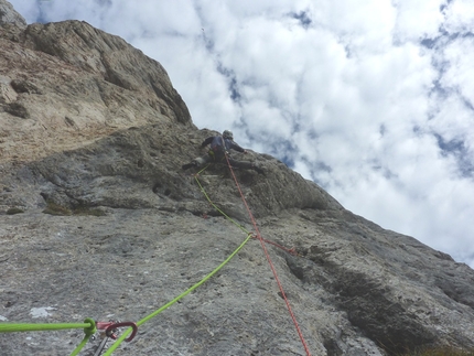 Presolana - Il colpo di coda (7a+, 160m, Stefano Codazzi, Daniele Natali 22/09/2012 ), Presolana: Daniele climbing through the demaing overhangs on pitch 5