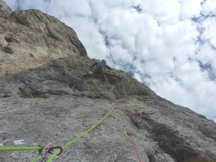 Presolana - Il colpo di coda (7a+, 160m, Stefano Codazzi, Daniele Natali 22/09/2012 ), Presolana: Daniele apre gli impegnativi strapiombi di L5