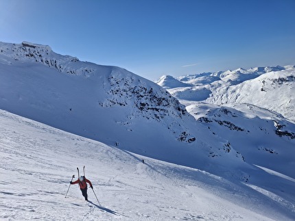 Scialpinismo Nordland Norvegia - Scialpinismo attorno a Narvik nel Nordland in Norvegia: Rivtind (1452m)