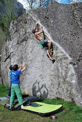 Melloblocco - Dal 6 al 9 maggio 2026 andrà in scena in Val di Mello - Val Masino il Melloblocco, il più grande raduno di boulder e arrampicata del mondo
