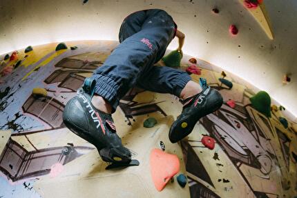La Sportiva Skwama Lite - La Sportiva presenta Skwama Lite, la nuova scarpetta d'arrampicata pensata per supportare la progressione tecnica dei climber