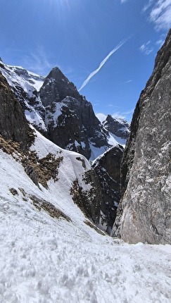 Cima Rocca, Dolomiti di Brenta, Luca Dallavalle, Roberto Dallavalle - Cima Rocca Canalone Ovest (Dolomiti di Brenta): salita e discesa con gli sci da Luca Dallava. Il tratto di collegamento che ci permette di entrare e uscire dal canalone, ambiente super