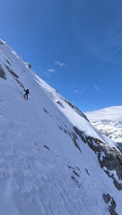 Cima Rocca, Dolomiti di Brenta, Luca Dallavalle, Roberto Dallavalle - Cima Rocca Canalone Ovest (Dolomiti di Brenta): salita e discesa con gli sci da Luca Dallavalle e Roberto Dallavalle il 04/04/2026. Qui sulla parete nord.