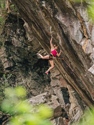 Michaela Kiersch does Dolby Surround (9a+) in Zillertal, Austria